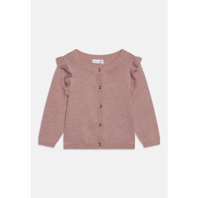 Abbildung von Name It Strickjacke »NMFABINNE LS KNIT CARD NOOS«, mit süßer Rüsche an den Schultern