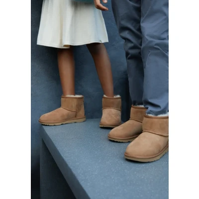 Abbildung von UGG Classic MINI II Unisex Stiefelette für Kinder, Größe: 32.5, Chestnut Schuhe