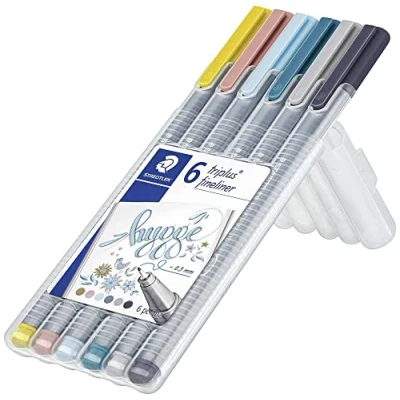 Abbildung von STAEDTLER Fineliner triplus, hygge Set, superfeine, metallgefasste Spitze, Linienbreite 0,3 mm, ergonomischer Dreikantschaft, 6 in aufstellbarer Box, 334SB6CS12