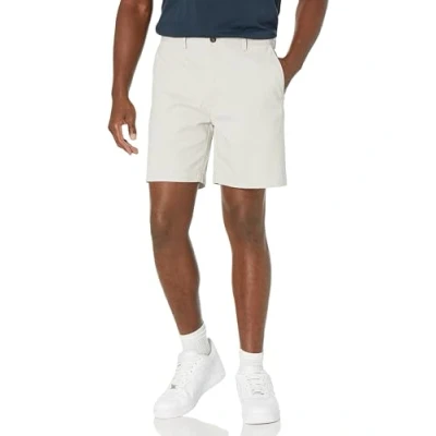 Abbildung von Amazon Essentials Herren Klassisch Geschnittene Chinoshorts, 18 cm, Silber, 32W