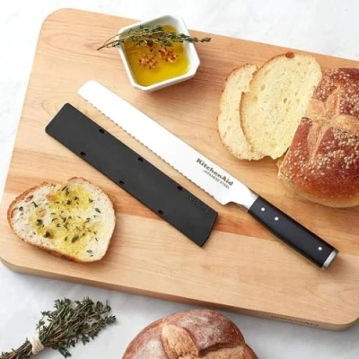 Abbildung von KitchenAid Gourmet Brotmesser, scharfe Klinge aus hochwertigem japanischem Kohlenstoffstahl, Schwarz, 20 cm / 8 Zoll