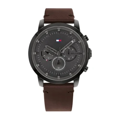 Abbildung von Tommy Hilfiger Multi Zifferblatt Quarz Uhr für Herren mit Dunkel Braunes Lederarmband 1791799