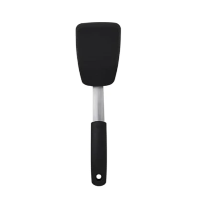 Abbildung von OXO Good Grips flexibler Pfannenwender spülmaschinenfester Pfannenheber aus Edelstahl und Silikon zum einfachen Wenden von Spiegeleiern, Burger Patties mehr schwarz
