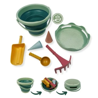 Abbildung von Schildkröt® 7in1 Sand Toys Set in Bio Qualität: Innovatives Spielset mit 6 Werkzeugen aus Zuckerrohr zum Graben, Formen, Sieben und Rechen, Faltbarer 3 Liter Eimer