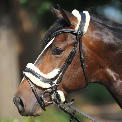 Abbildung von Kavalkade Trense Ivy Lammfell Schwarz Warmblut Agradi.deVerkauft von Agradi