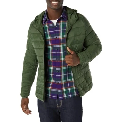 Abbildung von Amazon Essentials Herren Leichte, Wasserabweisende, verstaubare Kapuzenjacke, Dunkles Olivgrün, XS