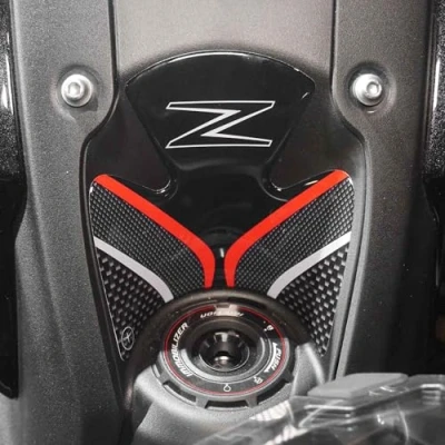 Abbildung von labelbike 3D Harz Aufkleber zur Dekoration und zum Schutz des Motorrad Zündschlüsselbereichs kompatibel mit Kawasaki Z900 Carbon ähnliche Grafiken grauen roten Oberflächen