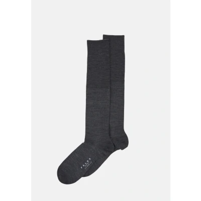 Abbildung von Falke Airport KH Kniestrümpfe, Herren, Größe: 47/48, Dark grey