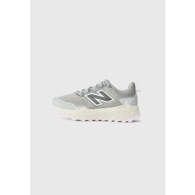 Abbildung von New Balance Fresh FOAM X GAROÉ V2 Laufschuh Trail, Damen, Größe: 41.5, Slate grey Schuhe