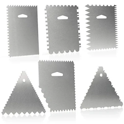 Abbildung von com four® 6 teiliges Teigschaber Set Tortenspachtel aus Aluminium Modellierwerkzeug für Backen und Kochen Streichpalette mit 23 Mustern (6 teilig Spachtel)