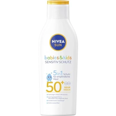 Abbildung von NIVEA SUN Babies &amp; Kids Sensitiv Schutz Sonnenmilch LSF 50+ (200 ml), extra wasserfeste Sonnencreme mit 50+, Sonnenlotion für Kinder ohne Parfüm