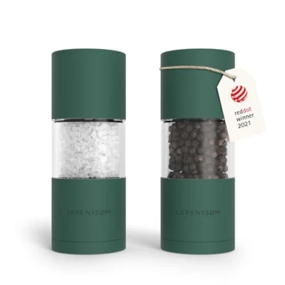Abbildung von LARS NYSØM Salz und Pfeffer Mühlen Set aus Edelstahl mit einstellbarem Keramik Mahlwerk 2 Stück I Design Gewürzmühlen Manuell (2er Set) (Pine Green)