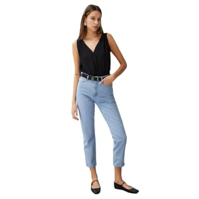 Abbildung von Trendyol Women&#039;s Basic Normal Waist Mom Jeans, Blue, 44