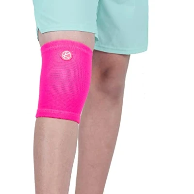 Abbildung von KARM Kniebandage Kinder für Mädchen &amp; Jungen Knie Kompression Bandage Sport Fussball Gymnastik Knieprobleme Kids Compression Knee Sleeve (1 Stück, Neonrosa)