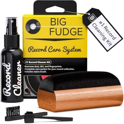Abbildung von Big Fudge 4 in 1 Reinigungsset für Vinyl Schallplatten Reinigung inkl. weicher, kratzfester Samtbürste, Stylus Bürste, XL Reinigungslösung &amp; Beutel Professioneller Reiniger