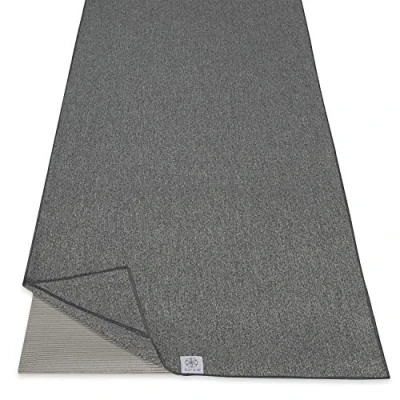 Abbildung von Gaiam Yoga Handtuch Mattengröße, rutschfest, feuchtigkeitsableitend, schweißabsorbierend, Mikrofaser, Hot für Damen und Herren Stay Put Ecktaschen (177,8 cm lang x 66 breit), grau
