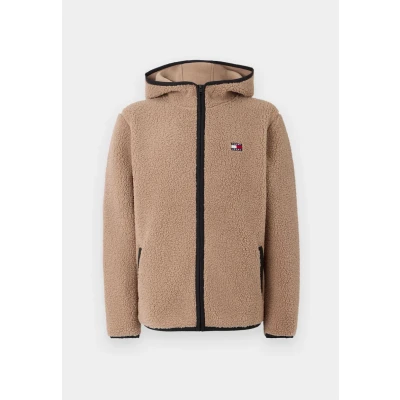 Abbildung von Tommy Jeans Plüschjacke »TJM REG BADGE TEDDY ZIP TRU EXT«, mit Kapuze, Logopatch, leicht überschnittene Schultern
