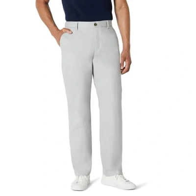 Abbildung von Amazon Essentials Herren Knitterfreie Flatfront Chinohose in klassischer Passform (erhältlich Übergröße), Grau, 34W / 28L