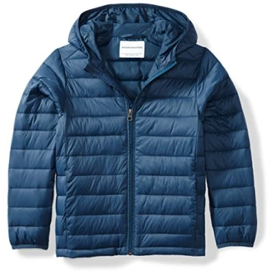 Abbildung von Amazon Essentials Jungen Leichte, Wasserabweisende, verstaubarer Puffermantel mit Kapuze, Marineblau, 10 Jahre