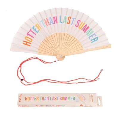 Abbildung von FISURA Handfächer aus Holz mit der Aufschrift Hotter Than Last Summer“. Trendiges, farbenfrohes Accessoire, tragbarer beigefarbener Handventilator Aufhänger. Maße: 42,5 x 23 cm