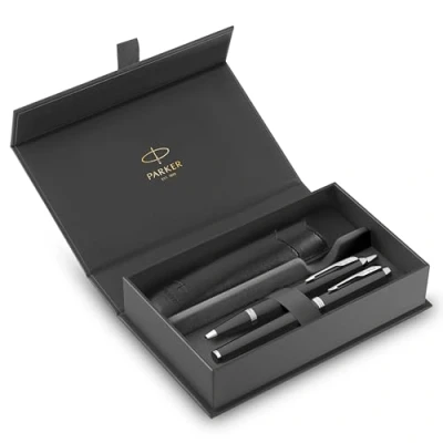 Abbildung von PARKER IM Duo Stift Geschenkset Füller, Kugelschreiber &amp; Etui Schwarze Lackierung mit Chromverzierungen Mittlere Spitze Blaue Tinte Perfekte Geschenke zum Schulabschluss