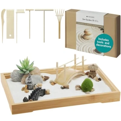 Abbildung von Navaris Mini Zen Garten Kit Miniatur Sand mit Zubehör Deko Zengartenset inkl. u.a. Steine Rechen Pagode Brücke eckiges Tablett in Weiß