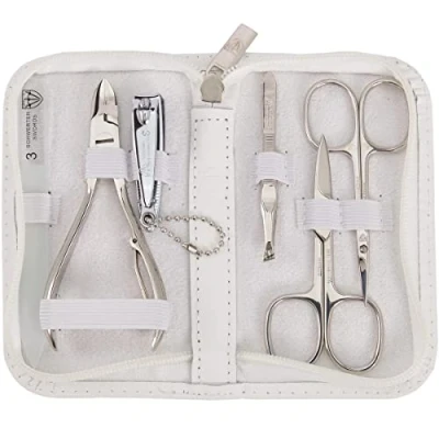 Abbildung von DREI SCHWERTER 6 tlg. Nagelset &#039;Verona&#039; Umfassendes Maniküre und Pediküre Set in weißem Echtleder Etui Inhalt: Nagelschere, Hautschere, Nagelknipser, Glasnagelfeile, Pinzette, Nagelzange