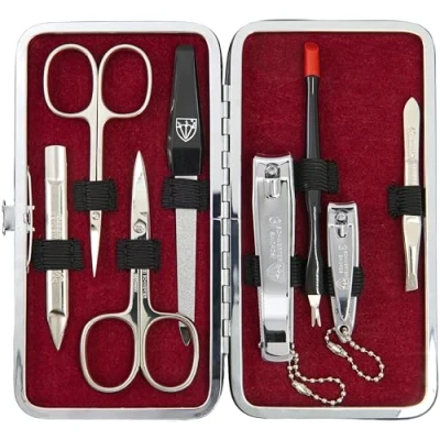 Abbildung von DREI SCHWERTER 8 tlg. Maniküreset &#039;Cuneo&#039; Hochwertiges Nagelpflegeset in weinrotem Kunstlackleder Etui Inhalt: Nagelschere, Hautschere, Nagelknipser, Saphirnagelfeile und vieles mehr!