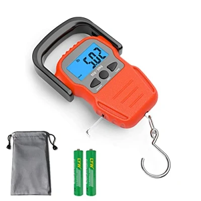 Abbildung von aokuy Digitale Fischwaage, Gepäckwaage, Gewicht Hänge Hakenwaage, 50 kg, LCD Display mit Hintergrundbeleuchtung, wasserdichte Tasche (Batterien im Lieferumfang enthalten) (Orange)