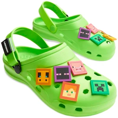 Abbildung von Minecraft Clogs Kinder Gartenschuhe für Strand Schwimmbad, Hausschuhe Jungen mit Riemen abnehmbare Schuhanhänger, Geschenke Jungs (Grün Charms, 30/31 EU)