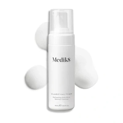 Abbildung von Medik8 Clarifying Foam Erfrischendes AHA/BHA Reinigungsprodukt gegen Unreinheiten Hydratisiert &amp; glättet Für zu neigende Haut 150ml