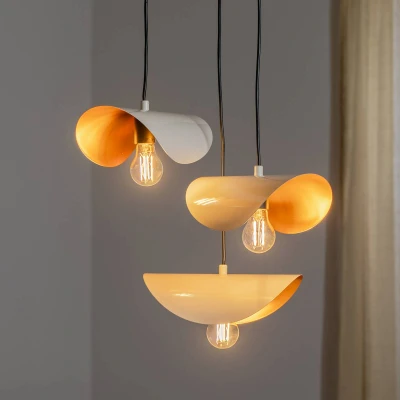 Abbildung von Hängeleuchte mit 3 Lampen Treppe Tools 30cm Metall Weiß und Gold Menzzo