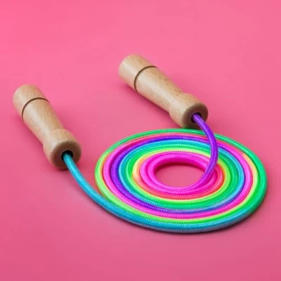 Abbildung von PRECORN Premium Springseil Regenbogen Kinder Hüpfseil Set mit Holzgriffen, ca. 250 cm inkl. Mitteverstärker Geschenk für Jungen &amp; Mädchen, Anfänger Fortgeschrittene, Seilspringen Spielzeug