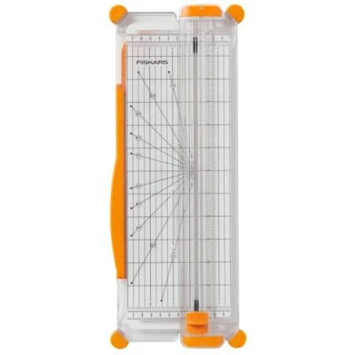 Abbildung von Fiskars SureCut Papierschneidemaschine, A4, Schmale Grundfläche, Papierschneider mit Schnittlinienführung, Weiß/Orange, 1077799