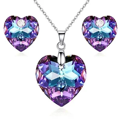 Abbildung von Crystalline Azuria Herzen Schmuck Set mit Lila Kristalle Halskette Anhänger 45 cm Ohrstecker 18 kt Weiß Vergoldet für Damen