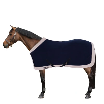 Abbildung von Harry&#039;s Horse Fleecedecke mit Brustlatz Navy 135/185