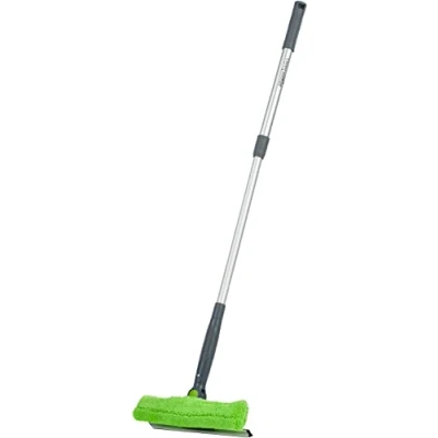 Abbildung von Amazon Basics Ausziehbarer Fensterabzieher mit 180 Grad drehbarem Kopf und Teleskopstange, 6696,5 cm, perfekt zum Reinigen von Fenstern, Spiegeln, Grün, Silber, Schwarz Fliesen