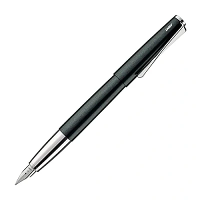 Abbildung von Lamy studio Füllhalter 069 Füller aus Edelstahl in schwarz grünem Lack Finish mit einem polierten Edelstahlgriffstück silberne Stahlfeder poliert Federstärke F, 1 stück (1er Pack)