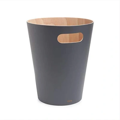 Abbildung von Umbra Woodrow Abfalleimer Zweifarbiger Holz Papierkorb für Büro, Badezimmer, Wohnzimmer und Mehr, 7,5l Fassungsvermögen, Natur / Dunkelgrau, 2.3