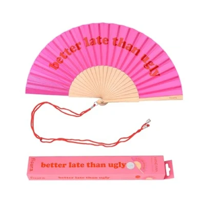 Abbildung von Fisura Moderner Holzfächer mit der Aufschrift &quot;better late than ugly“. Farbenfrohes, originelles Design, rosa roter Handventilator Aufhänger. Maße: 42,5 x 23 cm