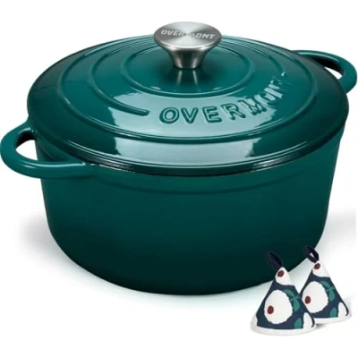 Abbildung von Overmont Bräter emaille Gusseisen Topf Schmortopf 26cm backofengeeignet mit Deckel und Kochbuch für Küche Backen Schmoren Braten Seeblau