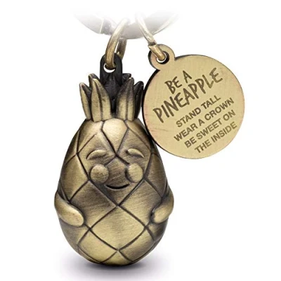Abbildung von FABACH Ananas Schlüsselanhänger Piny mit Gravur Süßer Motivation, Freundschaft und Liebe Glücksbringer aus Metall für Frauen in Bronze Be a pineapple