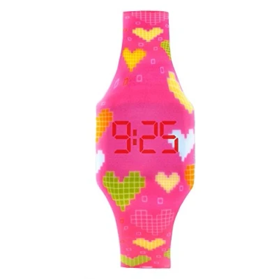 Abbildung von Kiddus Digital LED Uhr für Mädchen, Jungen. Soft Silikon Armbanduhr Kinder und Erwachsene. Langlebige Japanische Batterie. Comic