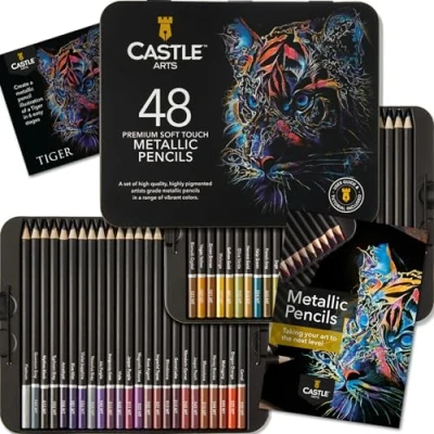 Abbildung von Castle Art Supplies Metallic Stifte Set Farbminen in 48 schimmernden Farbtönen mit Wachskernen für erfahrene Künstler, Profi und Farbkünstler Präsentationsbox aus Blech