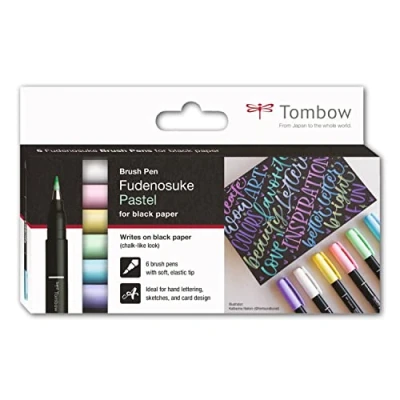 Abbildung von Tombow Fudenosuke Pastel for black paper 6er Set 5 trendigen Pastellfarben + weiß mit Kreideoptik auf schwarzem Papier weiche, elastische Spitze für Handlettering &amp; Skizzen [WS BS 6P]