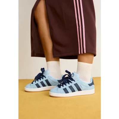 Abbildung von adidas Originals Campus 00S Skateschuh, Damen, Größe: 37 1/3, Clear sky/footwear white/cream white Veloursleder
