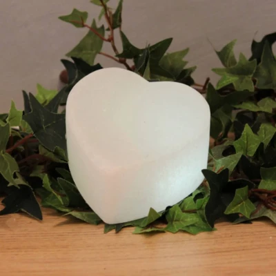 Abbildung von HIMALAYA SALT DREAMS Salzkristall Tischlampe »Herz«, Leuchtmittel LED Modul wechselbar, Handgefertigt aus jeder Stein ein Unikat, H: ca.6 cm