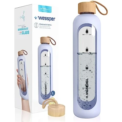 Abbildung von Wessper Trinkflasche Glas 1L mit Zeitmarkierungen, BPA frei Trinkmotivation Borosilikat Wasserflasche, Luftdichte Glasflasche Bambus Deckel Wiederverwendbar Silikonhülle Violett