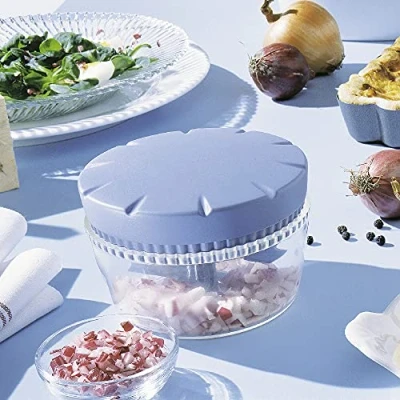 Abbildung von Betty Bossi Onion Chopper ist Nicht nur Zwiebelschneider, sondern echter Allrounder als Zwiebelhacker, Gurkenschneider oder für sämtliche andere Zutaten