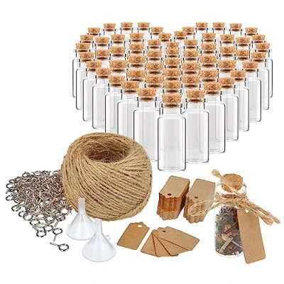 Abbildung von com four® 60x Kleine Glasfläschchen 10 ml mit Korken, Set Zubehör zum Beschriften und Aufhängen, für Hochzeit oder Geburtstag, Tee, Gewürze, Salz, Samen, Kräutern (060 Stück + Zubehör)